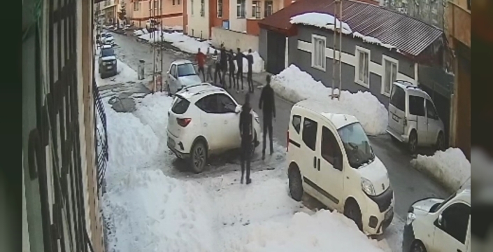 Kars’ta silahlı sopalı kavga güvenlik kamerasında: 2 yaralı