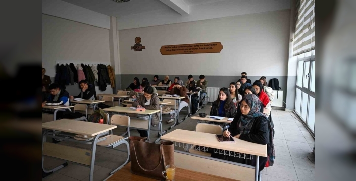 Malatya Büyükşehir Belediyesi’nden gençlerin üniversite hedefine destek