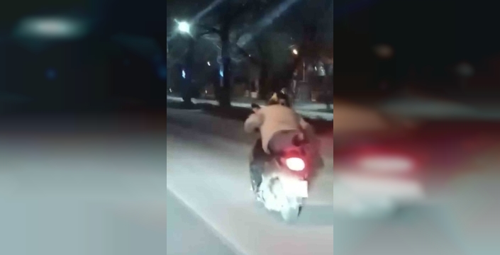 Motosiklet sürücüsünün trafikte tehlikeli anları kamerada