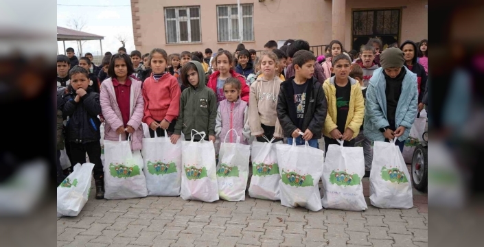 Muş’un ücra köylerindeki bin çocuğa bayram sevinci