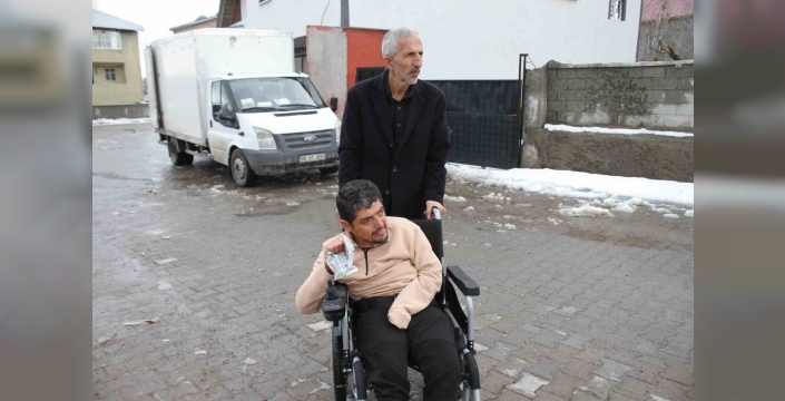 Polis memurunun hediyeleri engelli gencin yüzünü güldürdü