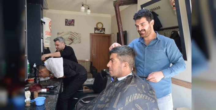 Tercan’da berberlerde bayram yoğunluğu