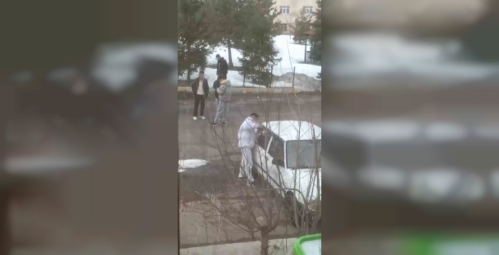 Tornavida ile otomobilin kapısını zorlayan gençler kameraya yakalandı
