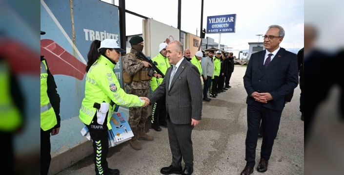 Vali Hatipoğlu, uygulama noktalarında güvenlik güçleri ve vatandaşlarla bayramlaştı