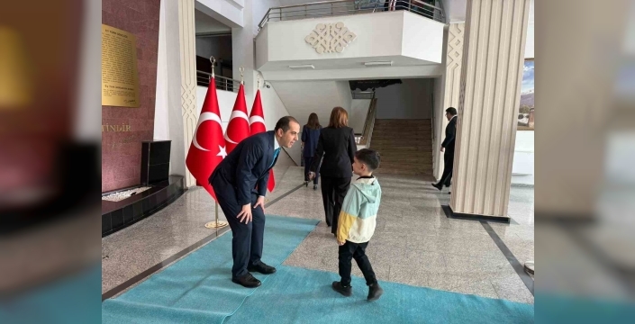 Vali Taşolar bayram geleneğini sürdürdü, çocuklara harçlık verdi