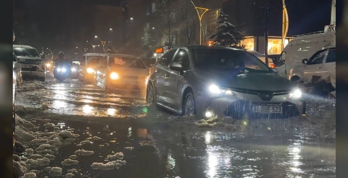 Yüksekova’da caddeler göle döndü, otomobiller adeta suda yüzdü