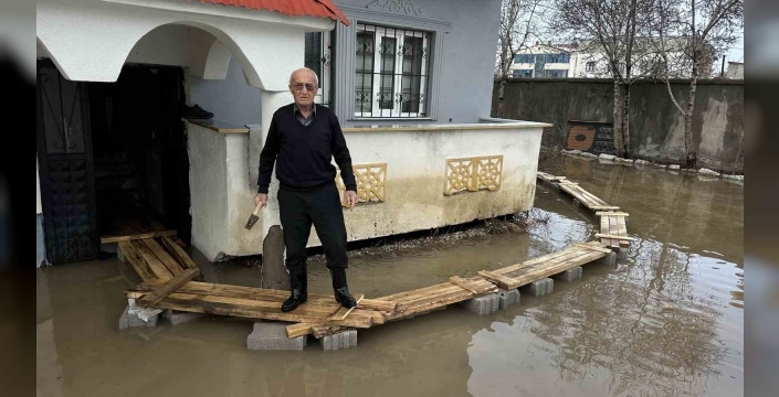 Yüksekova’da Venedik çilesi: Evlere giriş tahtadan köprülerle sağlanıyor