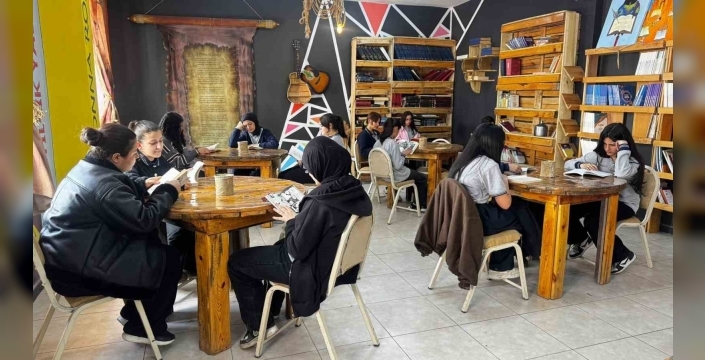 Atık malzemelerle kurulan kütüphane öğrencilerin yeni yaşam alanı oldu