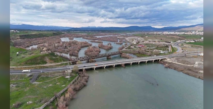 Bingöl’de Murat Nehri’nde debi yükseldi, tarihi köprüyle birlikte eşsiz manzaralar oluştu