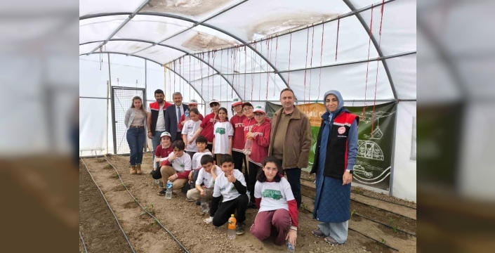 Demirkent TOKİ İlkokulu’nda öğrenciler serada fide dikti