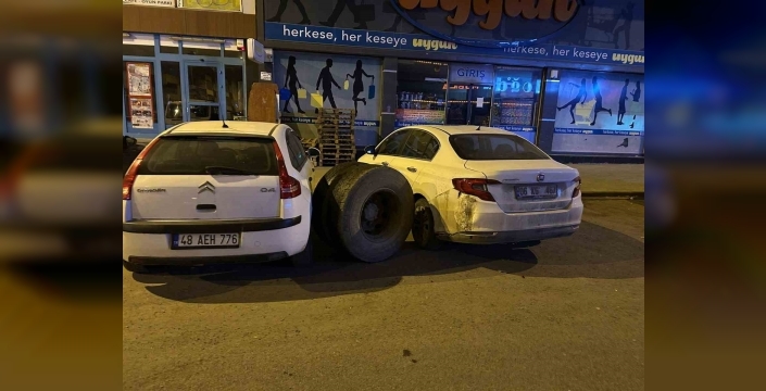 Kars’ta seyir halindeki kamyonun tekeri koptu: Park halindeki araçlar zarar gördü