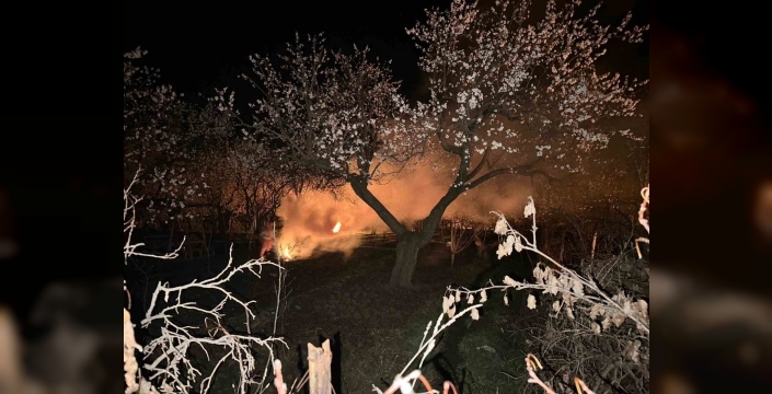 Kayısı bahçelerini ateş ve dumanla donmaya karşı koruyorlar