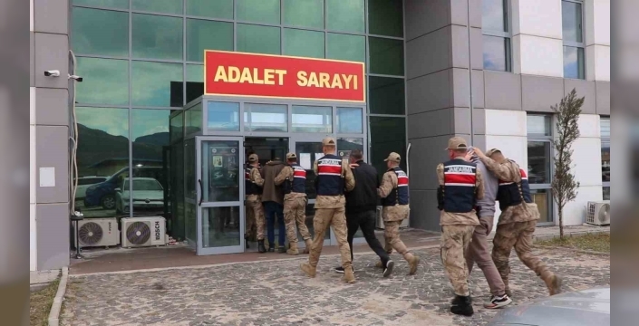 Kendini polis ve savcı olarak tanıtıp 2 milyon lira vurgun yapan 3 şüpheli tutuklandı
