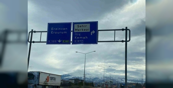 Refahiye yol ayrımındaki tabelada