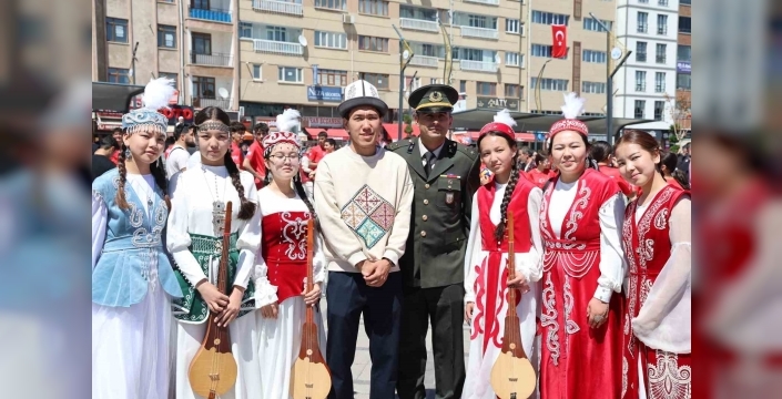 19 Mayıs festivalinde Kırgız ekibinin kıyafetleri ve müzikleri hayran bıraktı