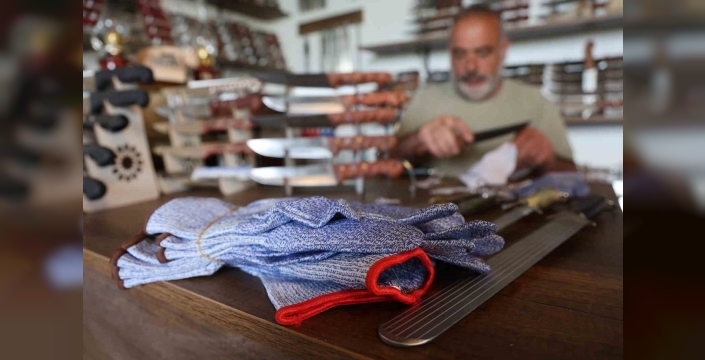 40 yıllık kasap, kesilmez eldiveni bıçakla test ederek acemi kasapları uyardı
