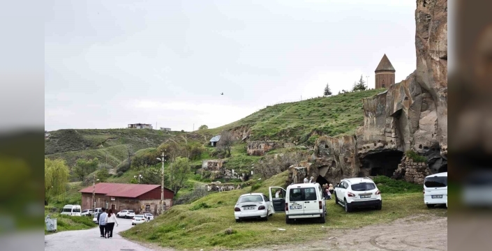Ahlat’ın tarihi ve doğal güzelliklere bayram ilgisi