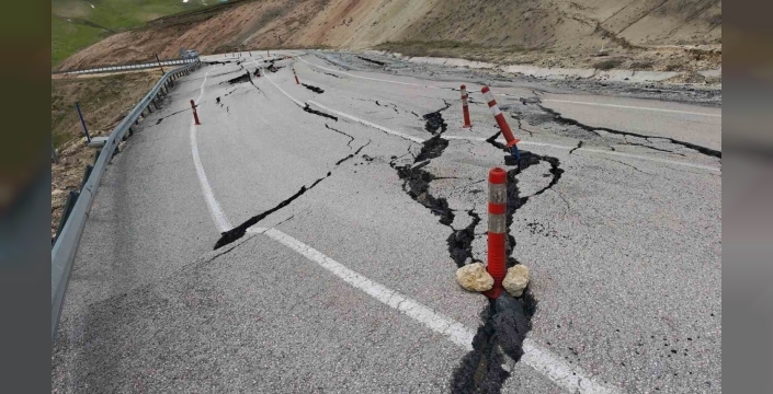 Ahlat-Malazgirt yolunda korkutan kayma