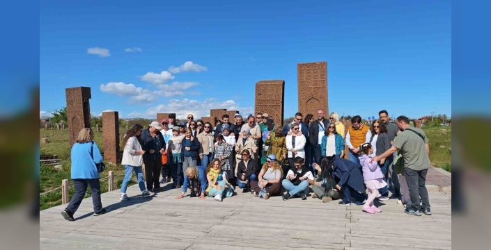 Ahlat Selçuklu Mezarlığı’nda Kurban Bayramı yoğunluğu