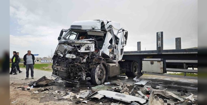 Ahlat’ta iki tır çarpıştı: 1 yaralı