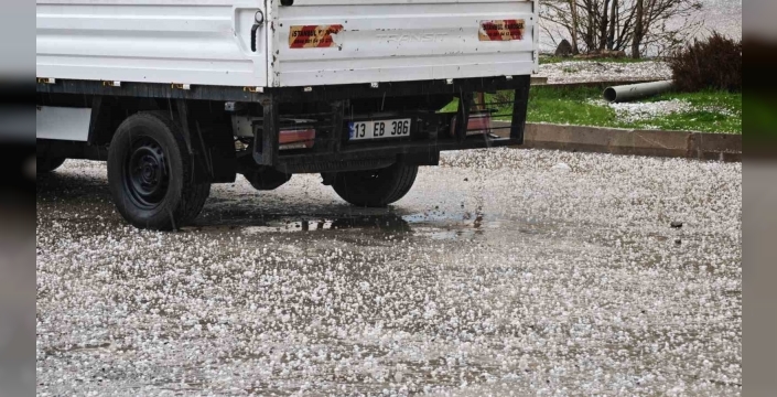 Aniden bastıran dolu, sürücülere zor anlar yaşattı