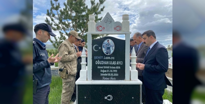 Arpaçay’da bayramda duygulandıran şehitlik ziyareti