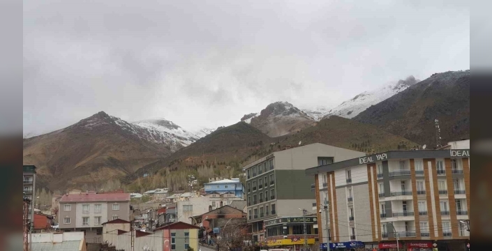 Başkale’de mayıs ayında yüksek kesimler beyaza büründü