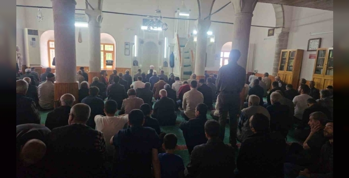 Bayramın üçüncü gününde, vatandaşlar cuma namazında camileri doldurdu