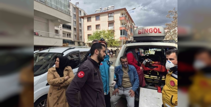 Bingöl’de dumanlar binayı sardı: 13 kişi dumandan etkilendi