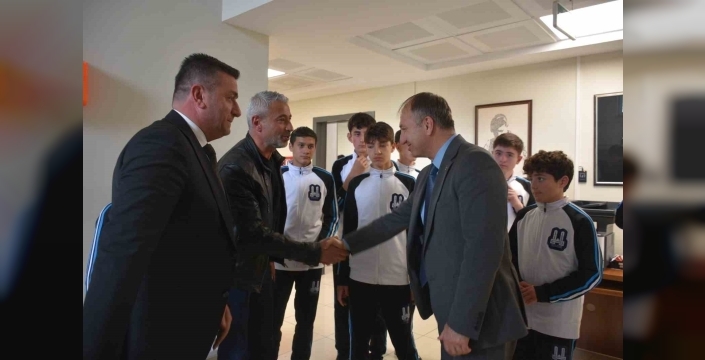 Çakmur, Ahmet Hamdi Tanpınar Ortaokulu futsal takımını kutladı