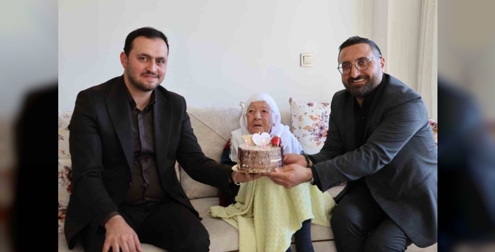 Cumhuriyet’le yaşıt Nazife nineye Anneler Günü sürprizi