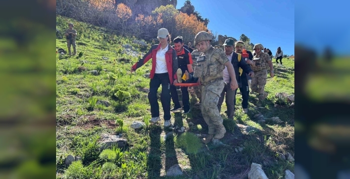 Dağlık alanda düşerek yaralan şahsı ekipler kurtardı