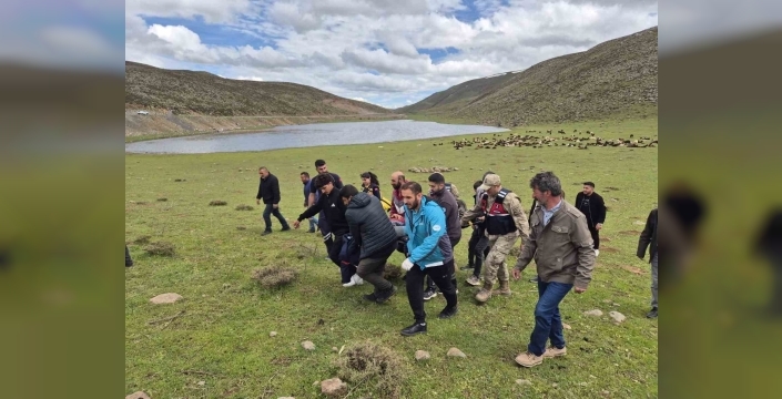 Dağlık alanda düşerek yaralanan şahsı ekipler kurtardı