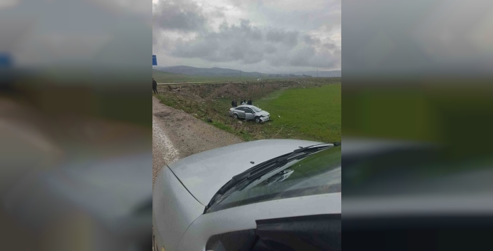 Diyadin’de direksiyon hakimiyetini kaybeden sürücü şarampole uçtu