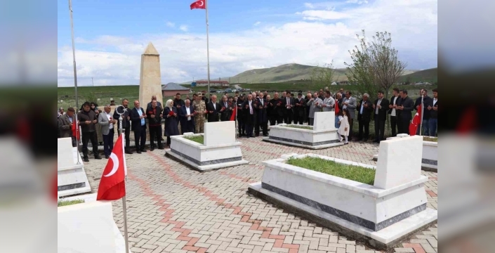 Edebük şehitleri kabirleri başında anıldı
