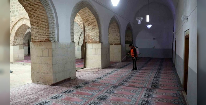 Elazığ’da bayram öncesi camilerde detaylı temizlik