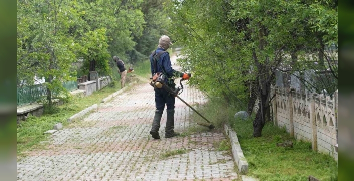 Elazığ’da Kurban Bayramı öncesinde, mezarlıklarda temizlik çalışmaları sürüyor