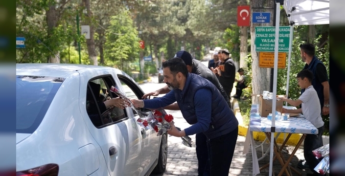 Elazığ’da mezarlığa giden vatandaşlara karanfil dağıtıldı