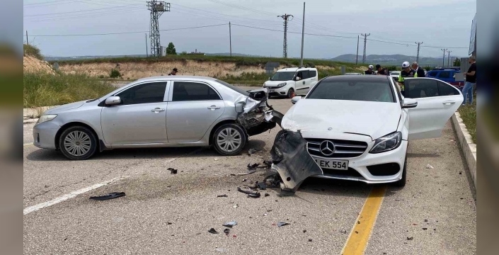 Elazığ’da otomobiller çarpıştı: 1’i hamile 4 yaralı