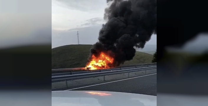 Elazığ’da seyir halindeki otomobil alev topuna döndü