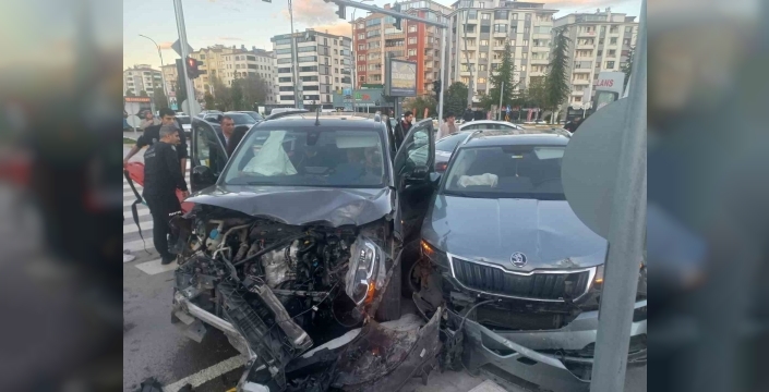 Elazığ’da zincirleme trafik kazası: 3 yaralı