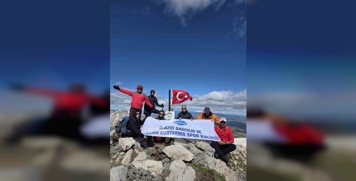 Elazığ’ın en yüksek zirvesinde anlamlı 19 Mayıs tırmanışı