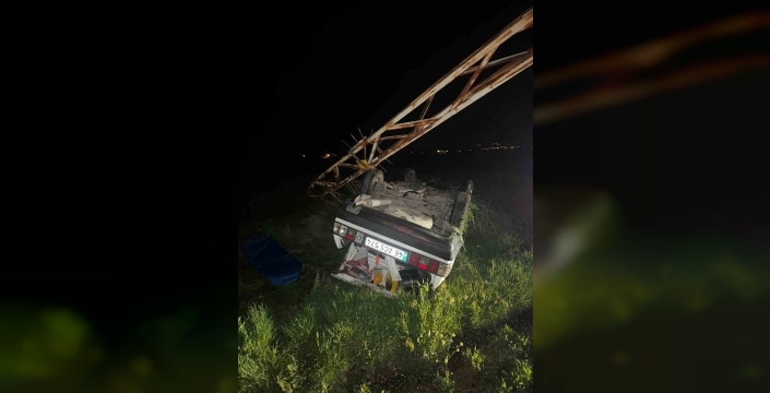 Elektrik direğine çarpan otomobil ters döndü