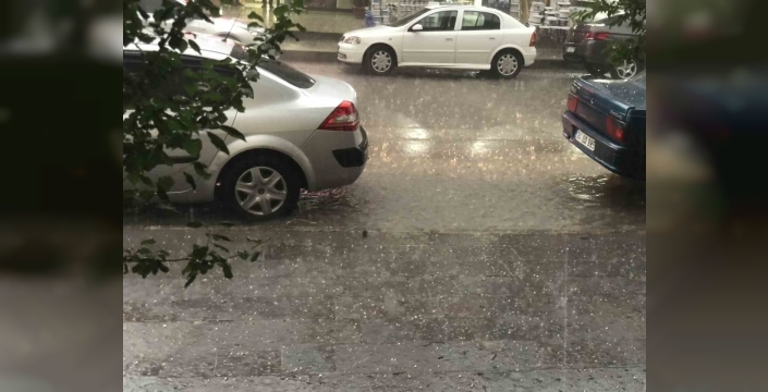 Erzincan’da dolu ve heyelan ulaşımı olumsuz etkiledi