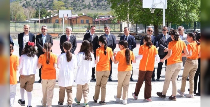 Erzincan’da öğrenciler bilim fuarında projelerini sergiledi
