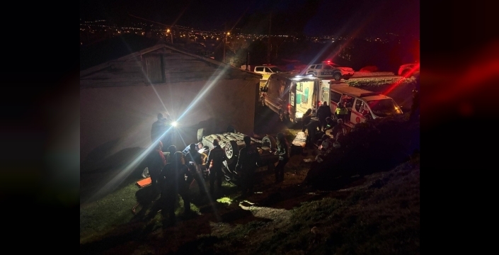 Erzincan’da otomobil evin bahçesine devrildi: 2 yaralı