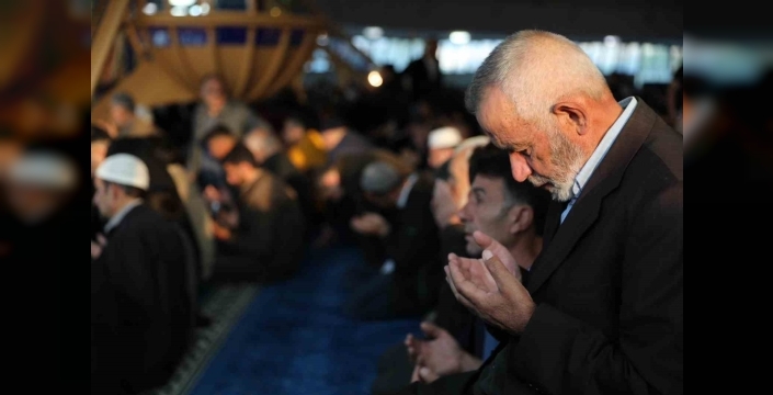 Erzincan’da vatandaşlar bayram namazı için camilere akın etti