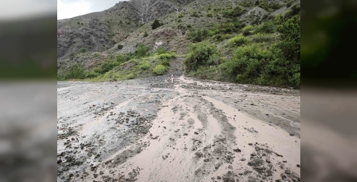 Erzincan-Kemah yolunda heyelan