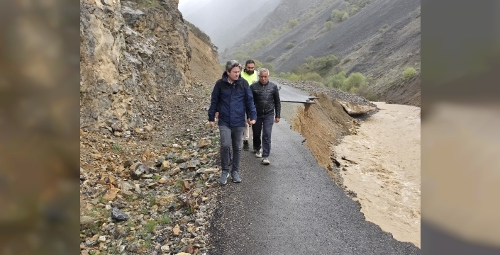 Erzincan Kemaliye’de sel hasarı: Yol çift yönlü kapatıldı