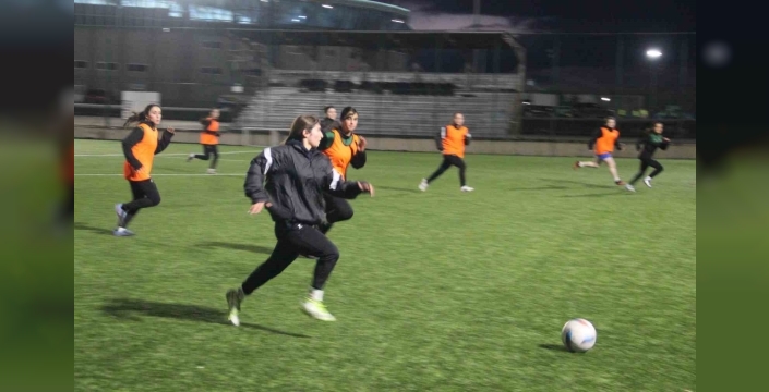 Erzurum’un ilk kadın futbol takımı, ilk profesyonel maçına çıkıyor